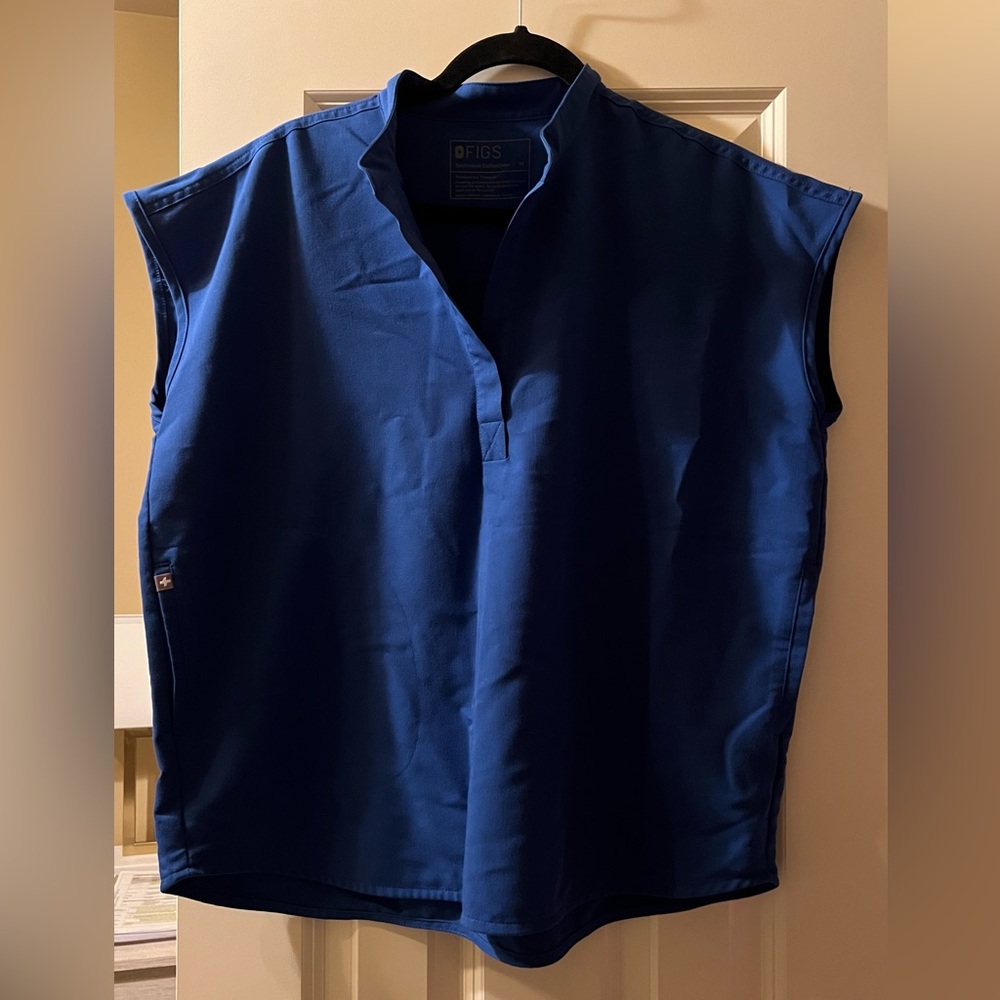 FIGS Rafaela Oversized Scrub Top
Color: Winning Blue